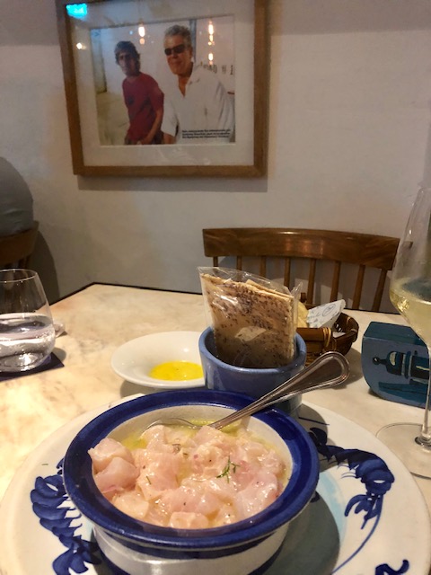 what to do in cartagena, cartagena turismo, tripadvisor cartagena,  colombia, places to eat in cartagena, restaurants in cartagena, best restaurant in cartagena, la cevecheria, bowl of ceviche with a picture of Anthony bourdain above it