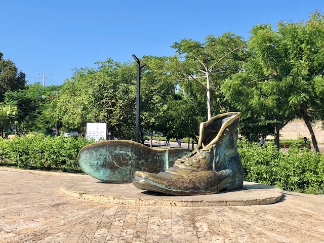 things to do in cartagena, what to do in cartagena, cartagena turismo, tripadvisor cartagena, things to do in Cartagena, colombia, zapatos viejos, luis carlos lopez, sculpture of boots