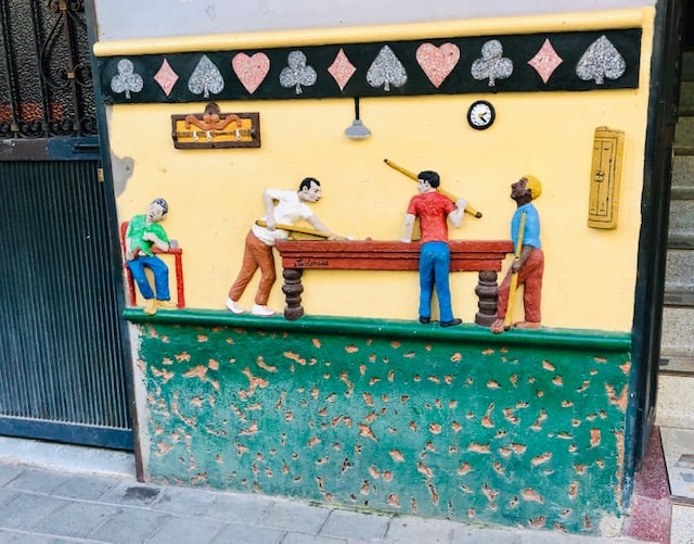 Guatapé, Guatape colombia, day trips from medellin, guatape, places to visit in colombia, day trips from medellin, zocalo, zocalos, medellin, 3d plaster motif, men playing pool