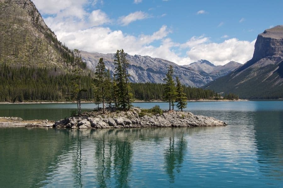 lake minnewanks, what to do in banff, lake surrounded by mountains