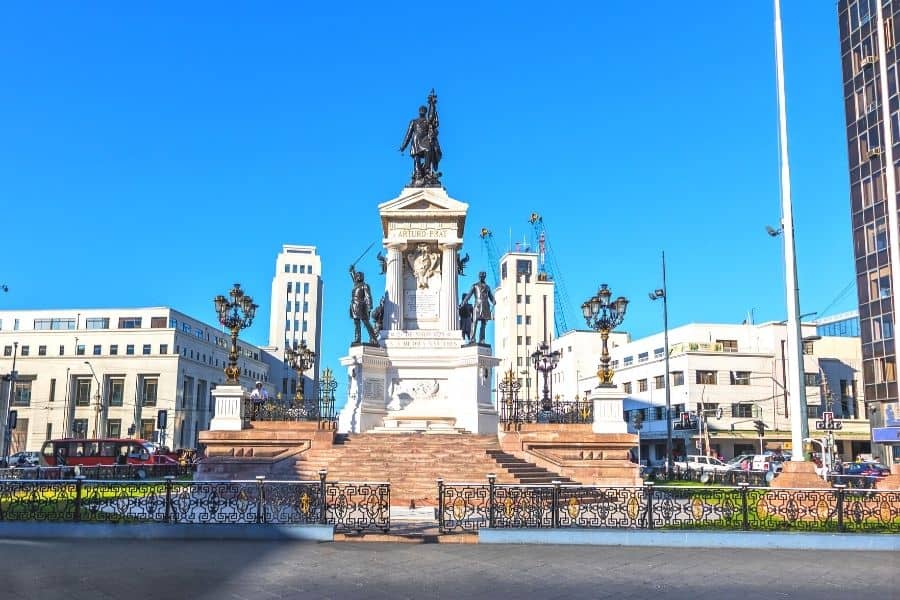 things to do in valparaiso, things to do in valpo, valparaiso attractions, valparaiso chile, chile valparaiso, valparaiso restaurants, things to do in valparaiso chile, plaza sotomayor, statues