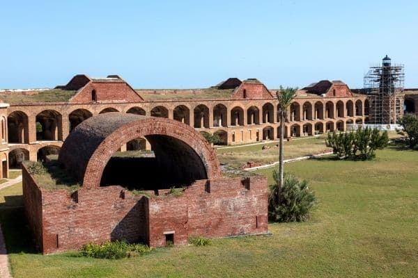 Fort jefferson aeriel view. fort in the distance, green palm trees