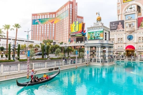 best restaurants on las vegas strip, best hotels in las vegas strip, best food on the las vegas strip, best bars on the las vegas strip, las vegas strip attractions