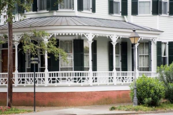 white historic home in the historic district, savannah georgia hotels downtown, hotels downtown savannah, downtown savannah hotels, savannah hotels in historic district