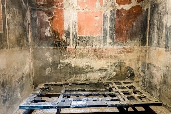 wooden bed, herculaneum