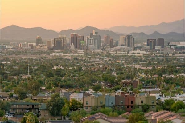 downtown phoenix with the mountains in the background, best hotels in phoenix arizona