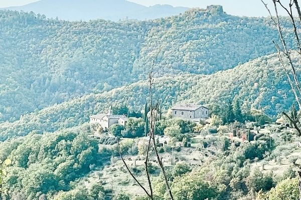 view of the italian hills and houses, luxury yoga retreat, best yoga retreats