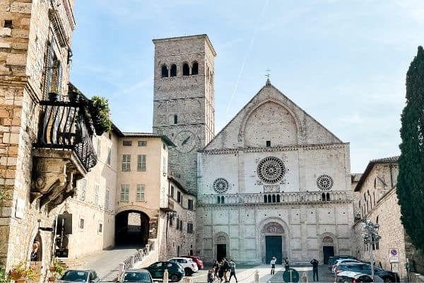 outside of duomo di san rufino, umbria towns