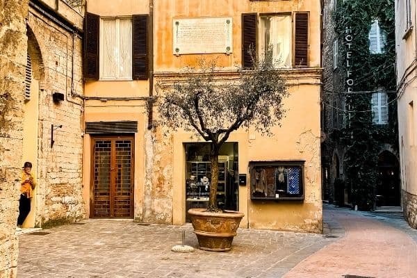 small courtyard in perugia, best towns in umbria, hilltop town