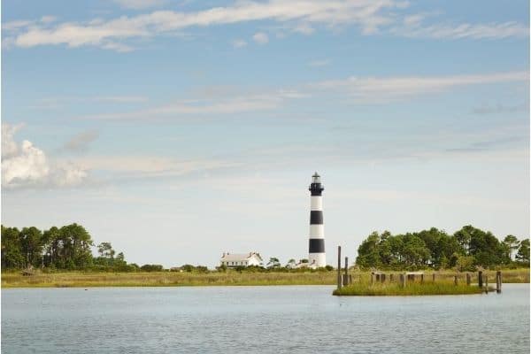 lighthouse on one of the islands of the outer banks, best places to visit in north carolina