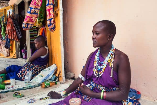 maasai women selling jewelry 