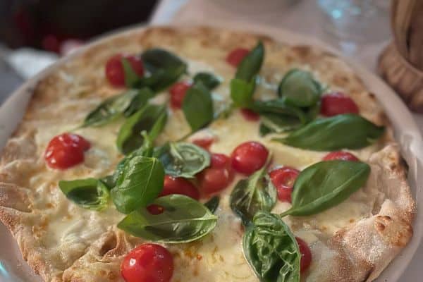 pizza with basil and tomatoes, trattoria trastevere, trastevere restaurants, restaurants in trastevere, trastevere restaurants