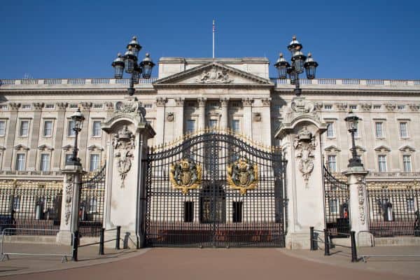 gates of buckingham palace, explore london, outdoor activities london