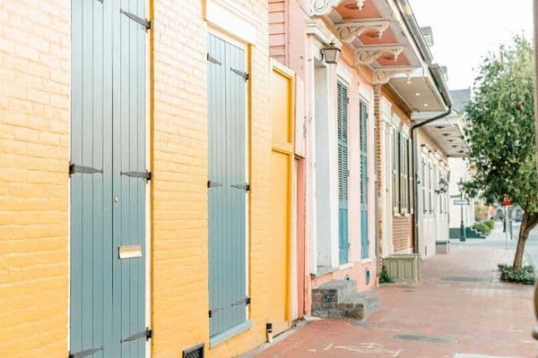 colorful homes on a street of new orleans, new orleans lodging, best areas to stay in new orleans