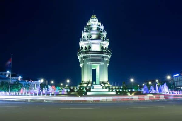 independence monument lit up at night, phnom penh attractions, fun things to do in phnom penh