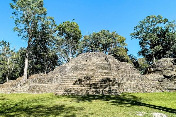 mayan ruins, steps up to mayan ruins, san ignacio belize, best mayan ruins in belize, cahal pech