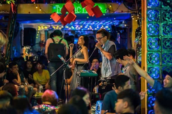 man and woman doing karoke, clubs in saigon, what to do in ho chi minh city 