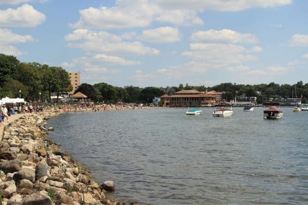 lake geneva shoreline, boats in the water, chicago day trips, chicago road trips, day trips to chicago