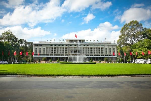 outside of reunification palace, fountain, vietnamese flag, things to do in ho chi minh city, ho chi minh city attractions, attractions in ho chi minh city 