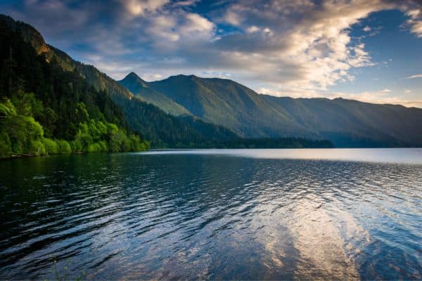 lake crescent, sun peaking through the clouds, green hills surrounding the lake, things to do in olympic national park 