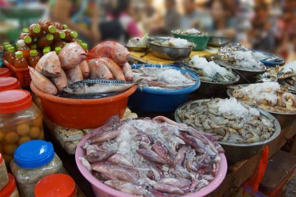 fresh seafood in old market siem reap, shrimps in buckets of ice, best hotels in siem reap, where to stay in siem reap