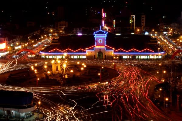 ben thanh market at night, busy roundabout in front of the market, blurred night lights, ho chi minh itinerary, 3 days in ho chi minh, ho chi minh 3 day itinerary