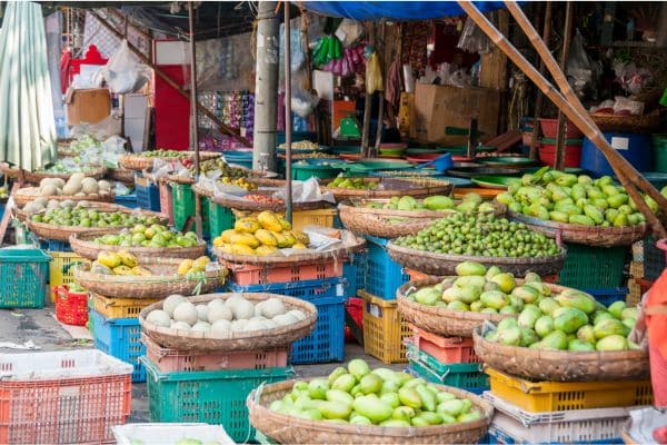 outdoor fruit market in phnom penh, phnom penh walking food tour, phnom penh itinerary