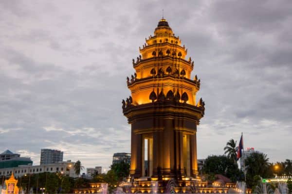 phnom penh independence monument lit up at night, cloudy gray skies, things to see in phnom penh