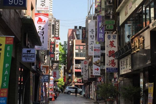 alleyway of insadong, signs written in korean, narrow alley, where to stay in seoul, seoul accommodation, 5 star hotels in seoul