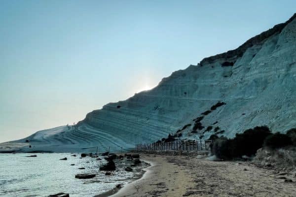 scala dei turchi, ocean and sand with the mountains on the right side