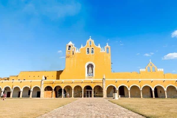main building in the city of izamal, large yellow long building 