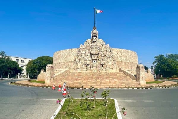 walking tour around merida, structure in the center of town with mexican flag flying above, free things to do  in merica mexico, what to do in merida mexico, walking tour merida mexico